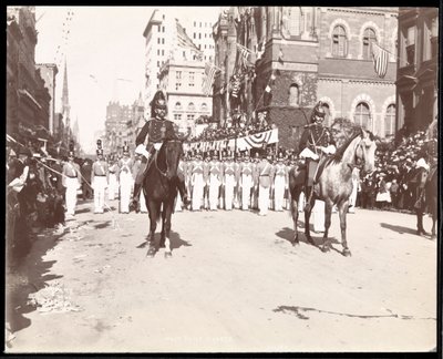 Ansicht der West Point Kadetten in der Dewey Parade auf der Fifth Avenue, New York, 1899 von Byron Company